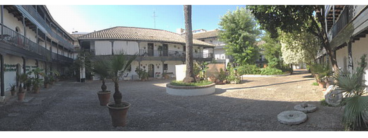foto panoramica del patio de noche