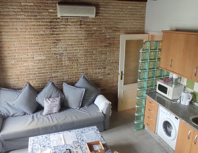 vista del salon de la casa con sofa call_user_method_array(method_name, obj, params)